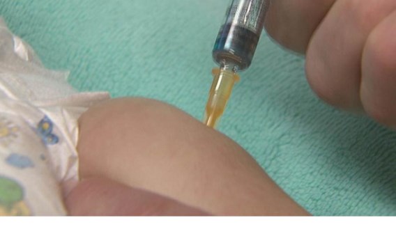 Te vroeg stoppen met kinderen te vaccineren, zoals de arts in Telefacts doet, is zeer gevaarlijk: ‘Dan moet er maar één besmette Indiër ons land binnenkomen en kan polio zich weer als een lopend vuurtje verspreiden.'