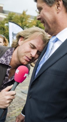 Interviewer Rutger Castricum geeft premier Balkenende kopjes.