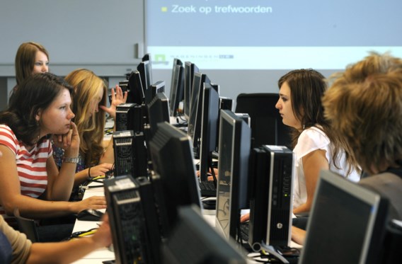 Vrouwelijke studenten aan de slag. ‘Als ze zien dat ICT het leven van mensen kan verbeteren, zijn ze er wel voor te vinden', zegt Martine Tempels.