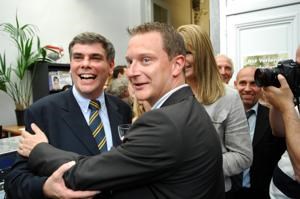 Bart Debie (m.) met Filip Dewinter (l.) op het Antwerpse partijhoofdkwartier van Vlaams Belang bij de federale verkiezingen van 10 juni 2007.