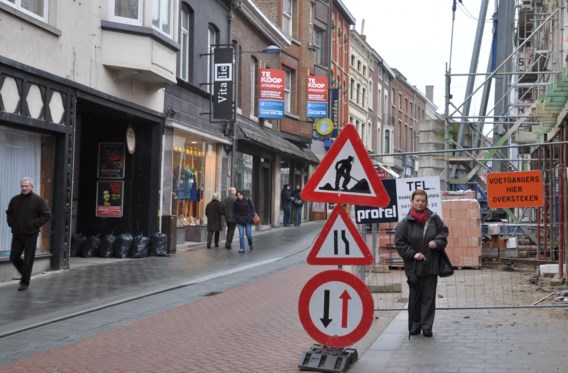 Leona Cloots van Toegankelijk Tienen toont een van de vele obstakels op trottoirs. De vereniging wil zulke ‘struikelblokken' uit protest van een sticker voorzien.