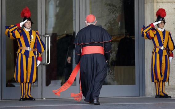 De Canadese kardinaal Thomas Christopher Collins stapt de synode-hal van het Vaticaan binnen voor het preconclaaf.