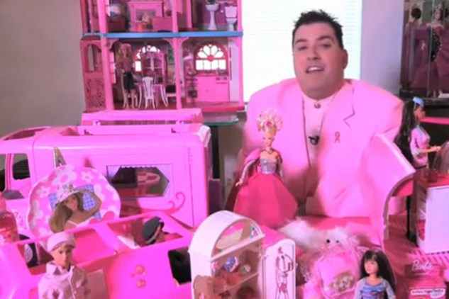 item Inwoner schouder Barbieman' verslaafd aan verzamelen van barbiepoppen | De Standaard Mobile