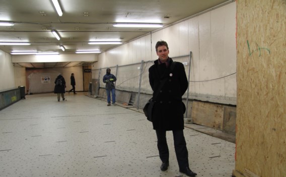 Jef Van Damme (SP.A) in het Centraal Station, waar de vernieuwing van de gang al jaren aansleept.