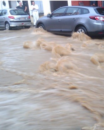 Het water stroomde bij beken door de straten.