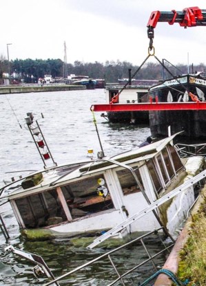 Een duikploeg haalde de boot boven water.