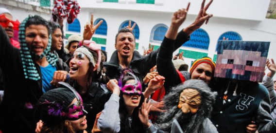 Tot in Tunesië toe dansen ze de ‘Harlem shake' in internetfilmpjes. Het levert reclamegeld op dat de makers van de filmpjes nooit zullen zien.