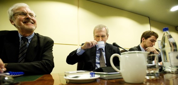 In oktober 2011 werd toenmalig premier Yves Leterme, geassisteerd door zijn kabinetschef Eric Kirsch (l.), al door het parlement om uitleg gevraagd over de Arco-waarborg.