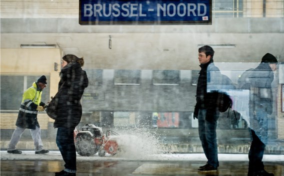 Wachtende reizigers in het Brusselse Noordstation. ‘Iedereen is toch op zijn bestemming geraakt', zo verdedigt Marc Descheemaecker zich. ‘Zij het met vertraging.'