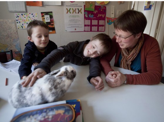 Wout (midden) met zijn kleine broer en zijn moeder: hij is in de eerste plaats broer en zoon en niet ‘die jongen met een beperking'.