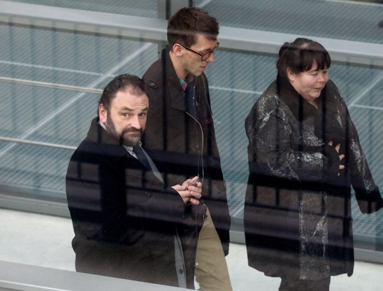Vader Nic De Gelder (l.) en moeder Katia bij de aanvang van het proces in het gerechtsgebouw van Gent.