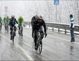 De sneeuw in Milaan-Sanremo vanuit de volgwagen