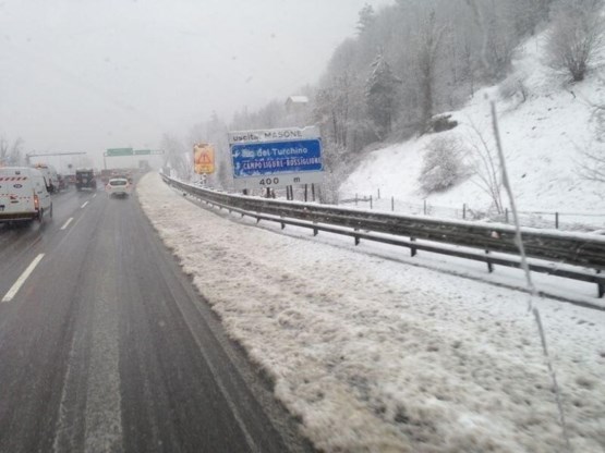 Renners leggen 50km in Milaan-Sanremo af met bus door de sneeuw