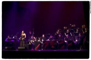 Brussels Jazz Orchestra met Tutu Puoane, een van de gasten die mee op verjaardagstournee trekt.