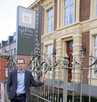Frank Pinxten van Villa Christina is boos omdat de logiesuitbaters niet verwittigd zijn over het verdwijnen van de vakantiecheque.