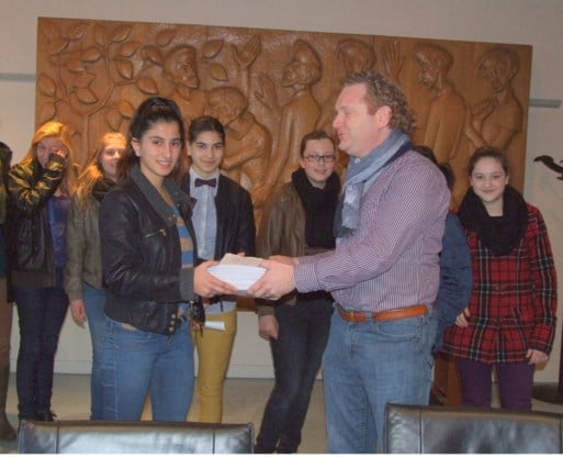 De jongeren overhandigden de petitie aan schepen Bex.