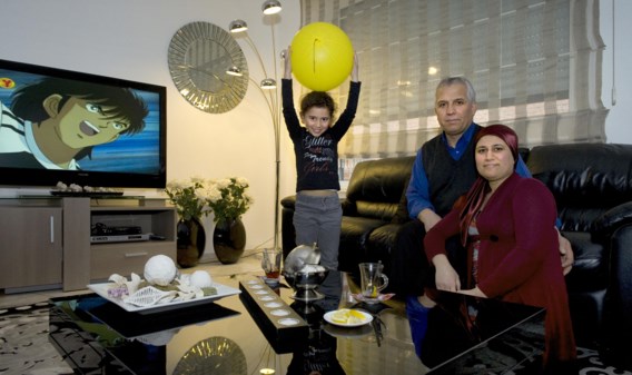 Bahriye en Nuri met hun eigen dochtertje Yusra, die vijf is. Hun pleegdochter van drie staat niet op de foto.