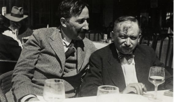 Joseph Roth (r.) naast collega en vriend Stefan Zweig op een terras in Oostende, zomer 1936.