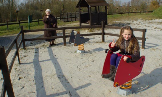 Een grootmoeder en haar kleindochter uit Velm genieten van spelen in de natuur in de bestaande speeltuin in De Beemden.