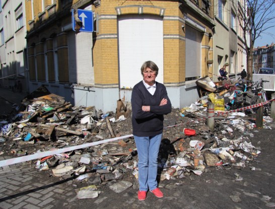 Jeanine Van Hellem voor de ravage aan het appartementsgebouw.