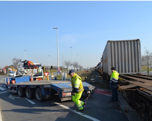 De aanhangwagen van de vrachtwagen werd voor de verkeerslichten van de R4-west gegrepen door de goederentrein van de lijn Gent-Zelzate.