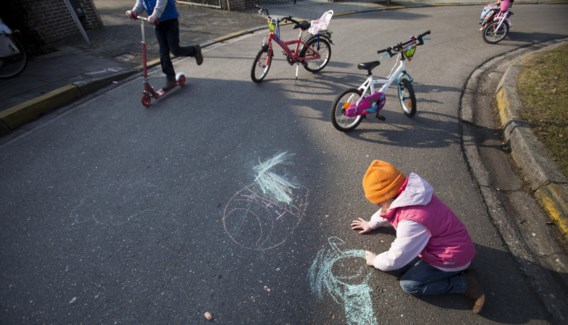 Heel wat schoolgaande kinderen vertrokken gisteren al naar het buitenland. De thuisblijvers konden genieten van de Buitenspeeldag (foto: Sint-Amandsberg).
