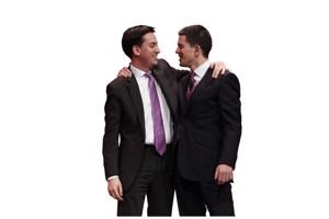 Coup de théâtre bij de voorzittersverkiezingen van Labour in 2010: niet favoriet David Miliband (rechts), maar zijn broer Ed (links) haalt het.