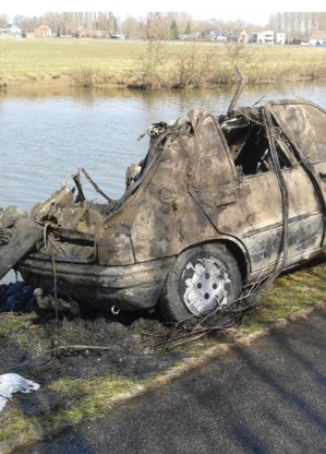 Gisteren werd onder meer een Peugeot uit het water gehaald.