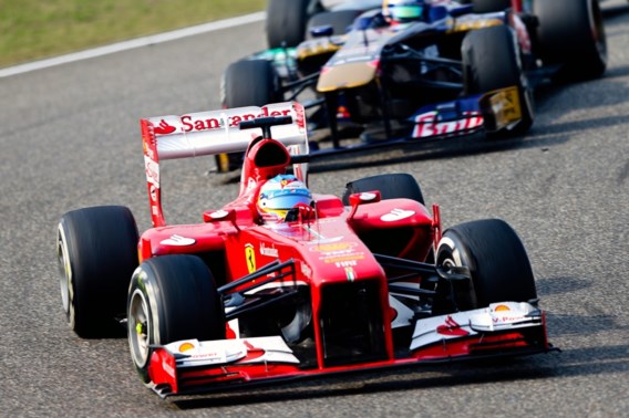 Fernando Alonso pakt eerste zege van het seizoen, Vettel blijft WK-leider 