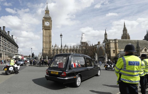 De lijkwagen met de kist kwam gisteravond aan bij het Palace of Westminster, waar vanmorgen de officiële lijkstoet begint.