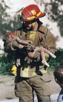 Een geredde baby na de aanslag in Oklahoma 1995.
