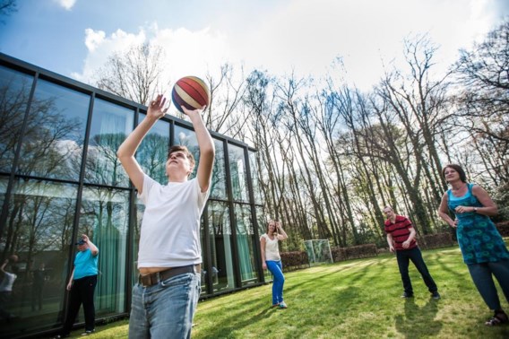 Net terug van school of van hun dagbesteding, tijd om zich uit te leven in een spelletje basketbal in de tuin van Het Vriendenhuis.