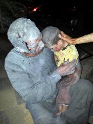 Een gewonde Syrische man en zijn zoon die in de noordwestelijke stad Saraqeb het slachtoffer zouden zijn geworden van een aanval met chemische wapens.
