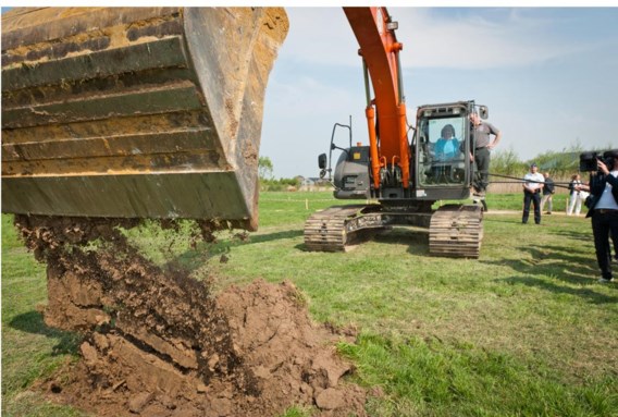 Hilde Crevits begon gisteren, met de hulp van een bulldozer, aan de bouw van de luchthaventunnel.
