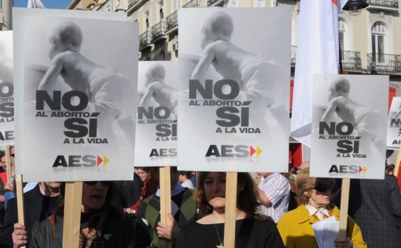 Anti-abortusbetogers paraderen op de Puerta del Sol in het centrum van Madrid.