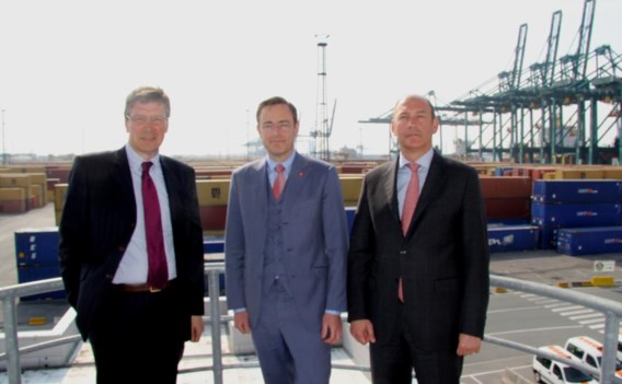  Burgemeester Bart De Wever met Marc Beerlandt van MSC (links) en Jan Van Mossevelde van PSA (rechts).