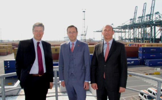 Burgemeester Bart De Wever met Marc Beerlandt van MSC (links) en Jan Van Mossevelde van PSA (rechts).