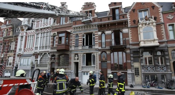 De brand woedde in het bovenste appartement van de woning.