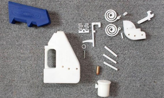 Cody Wilson (l.) toont zijn plastic pistool, maar John Malkovich was hem voor.
