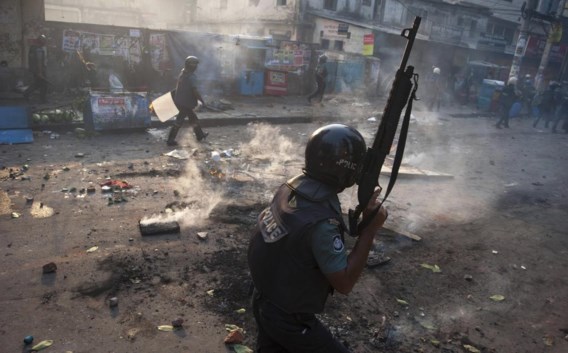 Oproerpolitie patrouilleert in de straten van Dhaka.