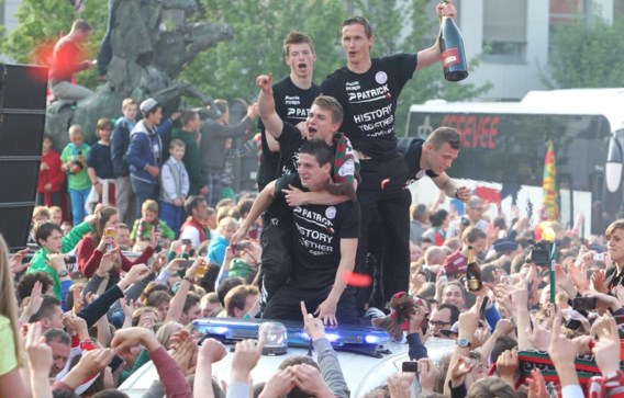 Zondagavond werden de spelers van Zulte Waregem op de Grote Markt nog gehuldigd voor hun tweede plaats in de competitie.