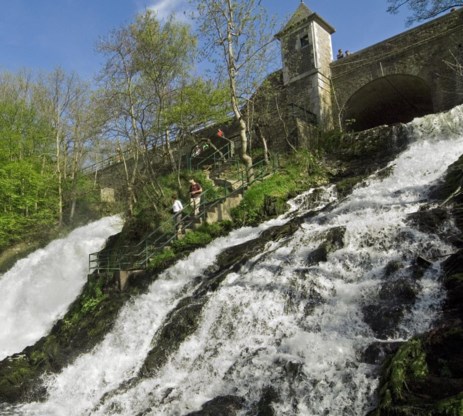 Het stuwmeer aan de waterval van Coo diende als inspiratiebron voor de energieatollen voor de kust, maar dan wel in een omgekeerde uitvoering.