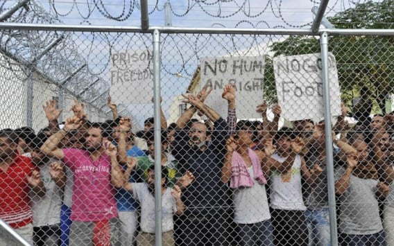 Europa bewaakt zijn buitengrenzen steeds strenger en sluit illegale migranten op in gesloten detentiecentra, zoals in Komotini in het noorden van Griekenland.