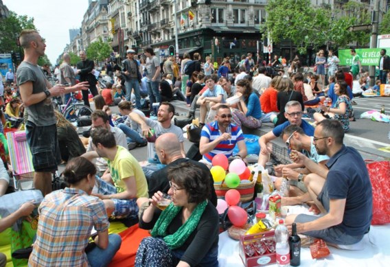 Het Beursplein werd ingepalmd door ruim tweeduizend picknickers. Iedereen bracht een hapje en een drankje mee en genoot van het weer.