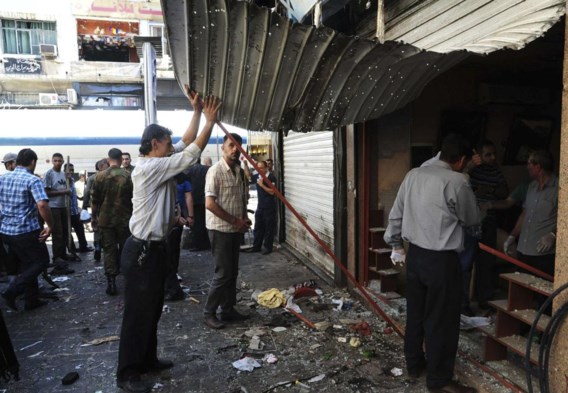 De schade wordt opgemeten na een aanslag in de buurt van een politiekantoor in Damascus. Zowel Filip Dewinter als de Britse extreemrechtse politicus Nick Griffin bezocht deze plek. ‘Maar Griffin maakt geen deel uit van onze delegatie’, verzekerde Dewinter.