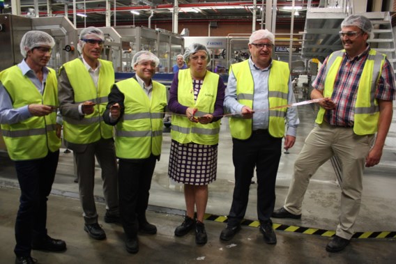 Minister Ingrid Lieten opende gisteren samen met onder meer bestuursleden van Konings uit Zonhoven een nieuwe destilleerlijn.