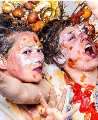 Op een optreden in Kortrijk werden Emilie De Roo aka Fanny (l.) en Sarah Vandeursen aka Conny onlangs uitgejouwd. Het inspireerde hen tot deze foto.
