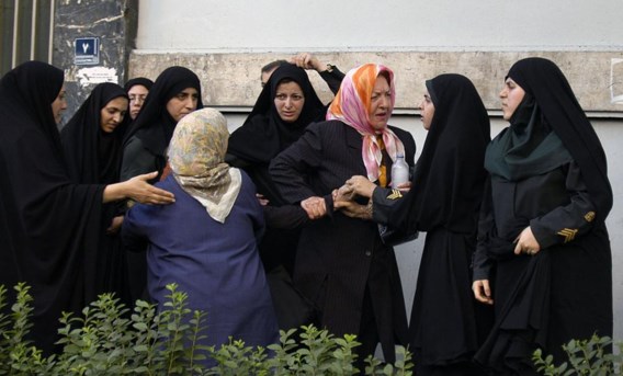 Waar eerder de maatschappij zelf werd geacht ‘onislamitisch’ geklede vrouwen te corrigeren, betrad in 2006 de kledingpolitie de straten.