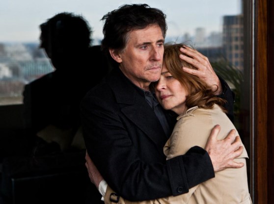 Ook oudere mensen daten. Charlotte Rampling in de armen van Gabriel Byrne in ‘I, Anna’, de film van haar zoon.