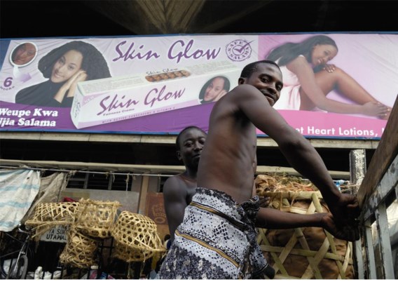 Reclame voor bleekproducten op een markt in Dar es Salaam, Tanzania.